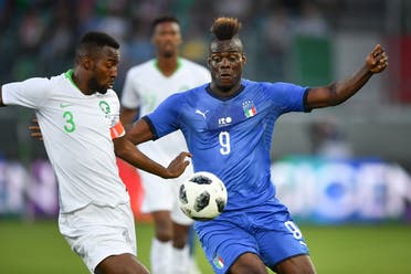 Italy's forward Mario Balotelli (R) anfd Saudi Arabia's defender Osama Hawsawi vie for the ball during the friendly football match between Italy and Saudi Arabia at Kybunpark stadium in St Gallen on May 28, 2018.  Fabrice COFFRINI / AFP