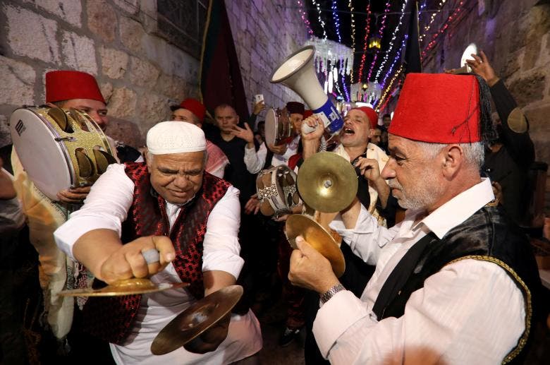 نوازندگان فلسطینی هنگام اعلام لحظه افطار