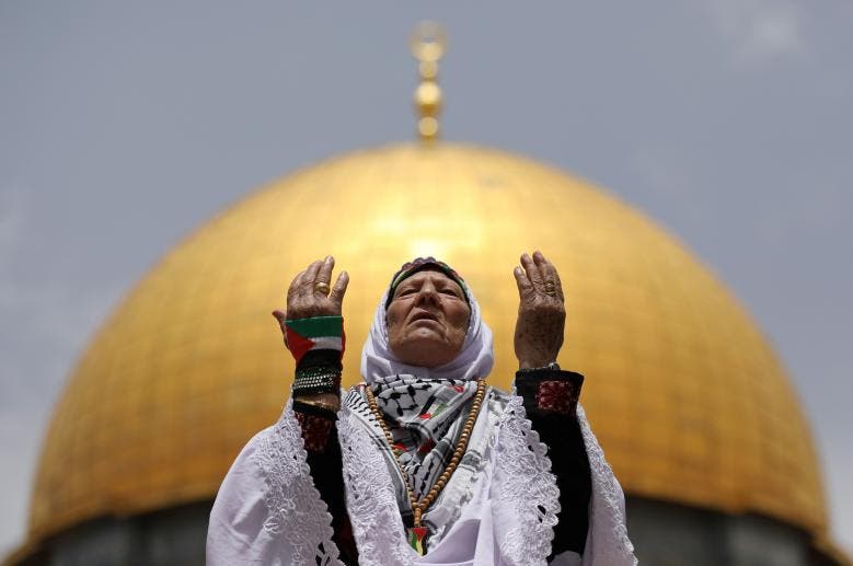 زن فلسطینی در حال عبادت
