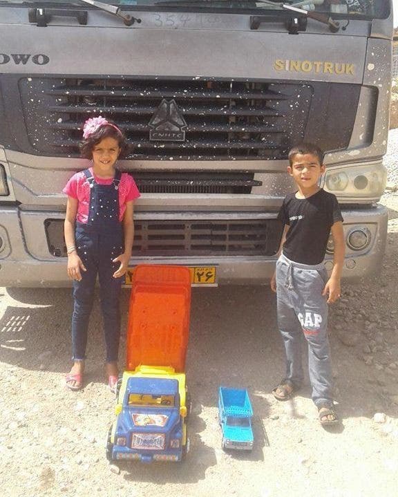 أطفال يتضامنون مع الإضراب