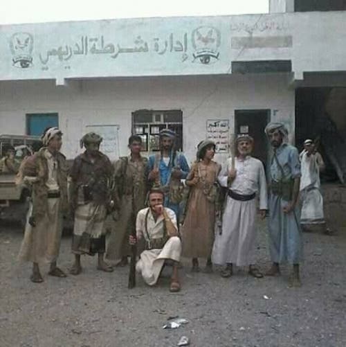 القيادي الحوثي سلطان عويدين وافراد من مجموعته