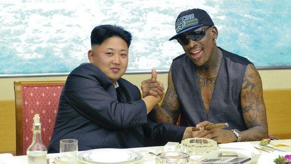 زعيم كوريا الشمالية وDennis Rodman أحد نجوم كرة السلة في أميركا
