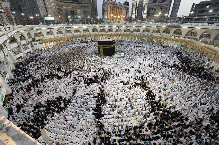 The Two Holy Mosques and their courtyards were overflowing with the faithful who came to pray. (SPA)