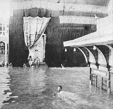 swim around the kaaba. (Supplied)
