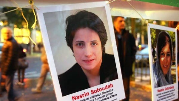 شاهد محامية إيرانية شهيرة تواجه بشراسة مستشار خامنئي
