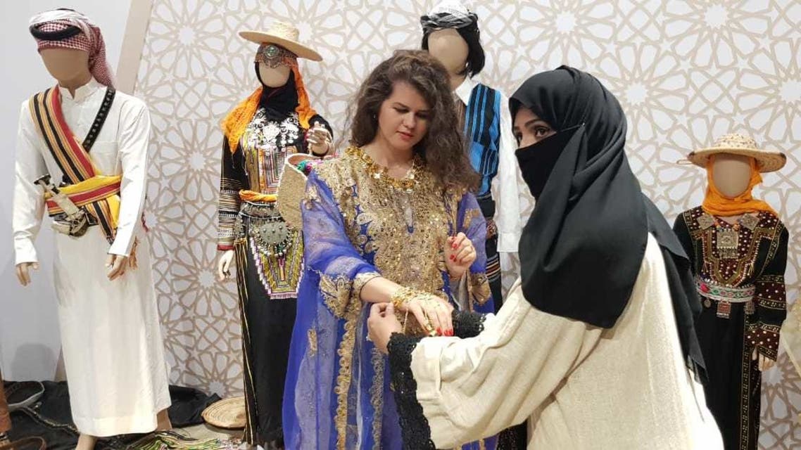 زائرة روسية في قسم الأزياء