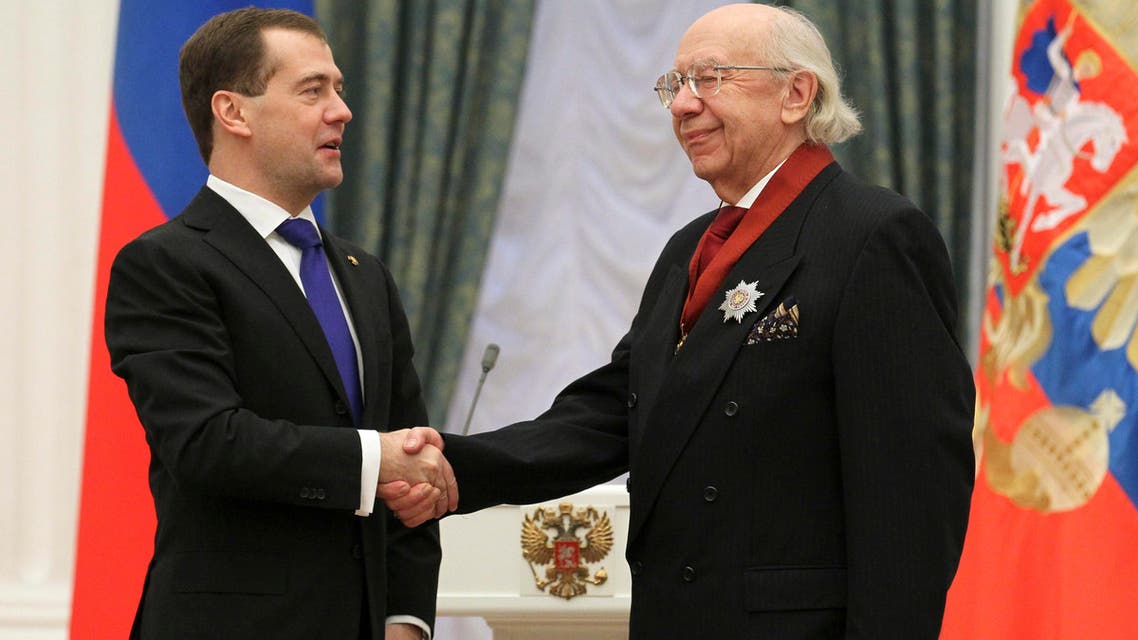 Russia’s President Dmitry Medvedev (L) shakes hands with professor of the Moscow Conservatory and conductor Gennady Rozhdestvensky. (Reuters)