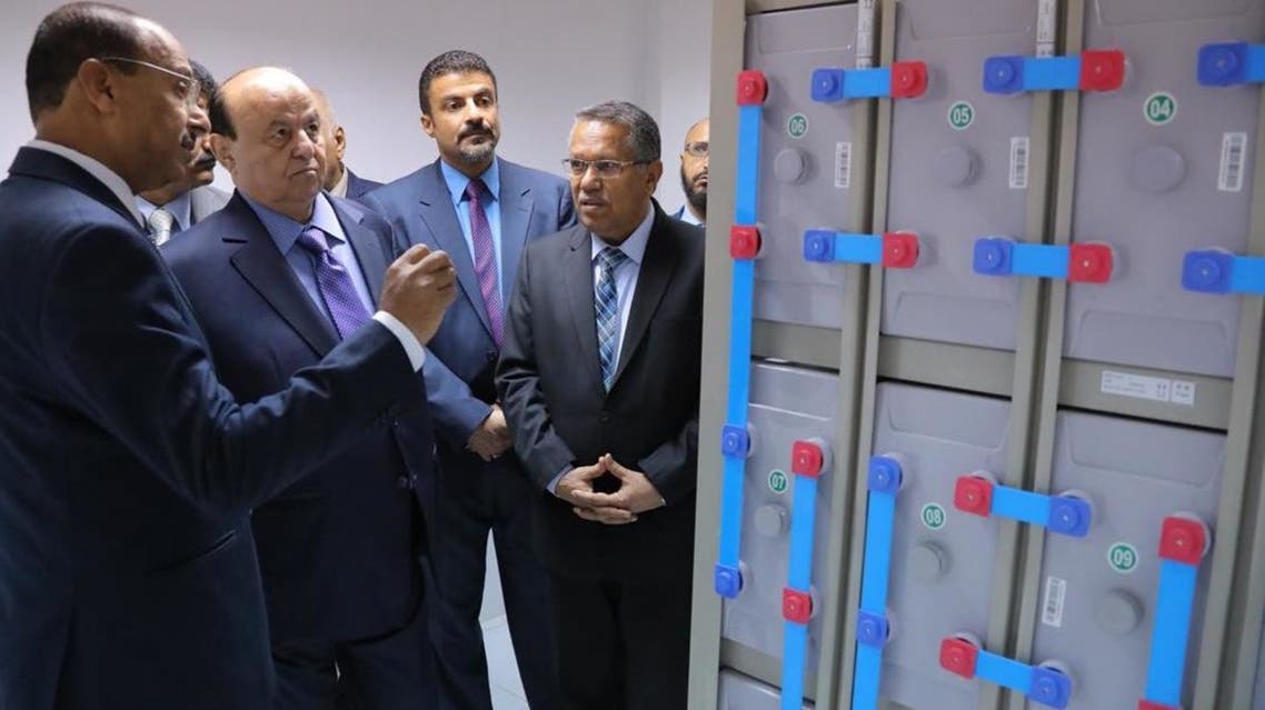 الرئيس اليمني أثناء افتتاح مشروع خدمة الاتصالات