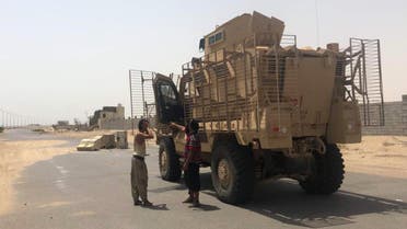 Yemeni pro-government forces backed by the Saudi-led Arab military alliance advance in their fight against Huthi rebels in the area of Hodeida's airport on June 18, 2018. The United Arab Emirates, part of a Saudi-led Arab military alliance in Yemen, today warned Huthi rebels to withdraw from the key port city of Hodeida as coalition-backed government forces advance.