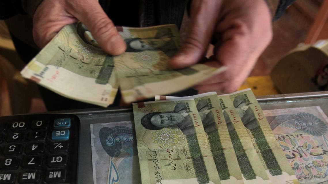 An Iraqi money dealer counts Iranian rial banknotes. (File photo: AFP)