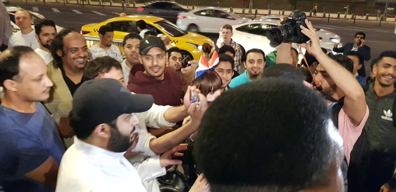 التقاط المعجبين صوراً مع آل الشيخ في موسكو