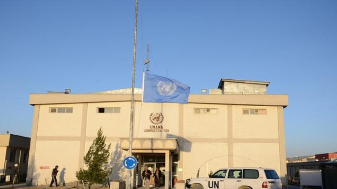 دفتر معاونیت سازمان ملل متحد در کابل (یوناما) در پاسخ به تحصن کاروان صلح خواهان هلمندی اعلام کرد که این نهاد متعهد است تا از حرکت مردمی برای رسیدن به صلح حمایت کند. دفتر معاونیت سازمان ملل در کابل با نشر بیانیهای گفت، یوناما متعهد به حمایت از شهروندان افغانستان که بهخاطر تمدید آتشبس و آغاز مذاکرات برای رسیدن به صلح و ختم جنگ تلاش میکنند، میباشد. یوناما همچنان به کاروان صلح خواهان هلمند گفت که دروازه این نهاد برای بحث در مورد تمدید آتشبس و آغاز گفتوگو برای ختم جنگ باز میباشد. این درحالیست که کاروان صلح خواهان هلمندی روز گذشته پس از دریافت پاسخ رد از سوی گروه طالبان بهخاطر تمدید آتشبس، در نزدیک دفتر سازمان ملل متحد در کابل تحصن کردند. این کاروان از دفتر سازمان ملل متحد خواستند تا افغانها را در ختم جنگ کمک کنند. گفتنی است که این کاروان قرار است در برابر سفارتخانههای ایران، پاکستان، روسیه، بریتانیا و امریکا در کابل نیز دست به تحصن بزنند. کاروان صلح خواهان ولایت هلمند 18 ژوئن به شهر کابل پایتخت افغانستان رسیدند. این افراد نزدیک به 45 روز پیش از شهر لشکرگاه مرکز ولایت هلمند سفرشان را با پای پیاده بسوی کابل آغاز کردند و خواهان صلح و ختم جنگ شدند. این کاروان، هدفشان را جلب توجه دولت افغانستان، گروه طالبان و مردم به صلح عنوان کردهاند. این حرکت پس از یک حمله انتحاری خونبار در شهر لشکرگاه در ولایت هلمند ایجاد شد که در آن دهها غیرنظامی کشته شدند. اعضای این کاروان روز شنبه 23 ژوئن در یک نشست خبری در شهر کابل اعلام کردند که طالبان پیشنهاد صلح آنها را رد کردهاند.