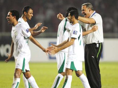 أنجوس برفقة لاعبيه في كأس آسيا 2007