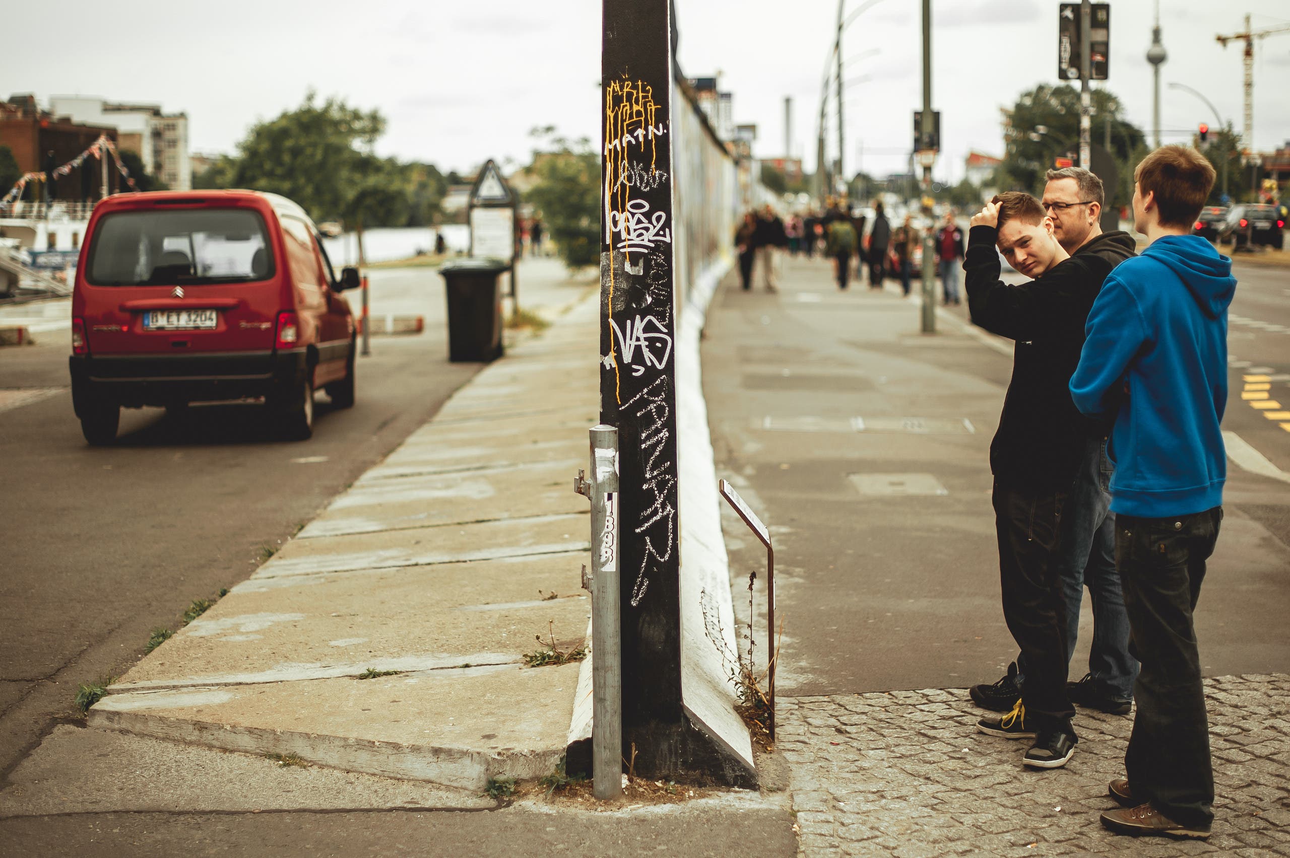 People watching the Berlin Wall. (Shutterstock)