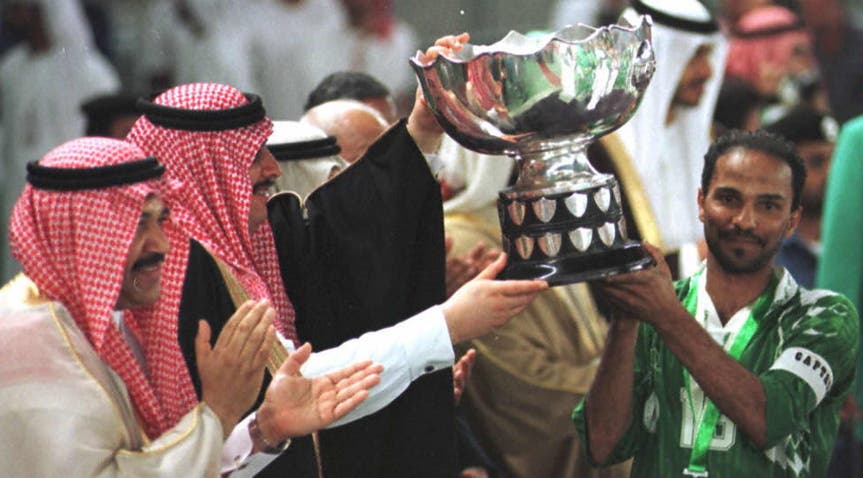 يوسف الثنيان حاملا كأس آسيا 1996