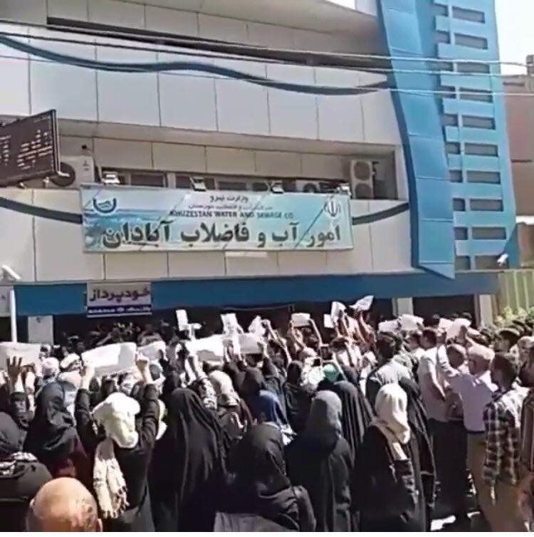 Human chains in front of water and sewage companies in Abadan have become routine. (Supplied)
