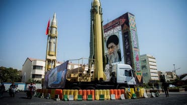 صورة لخامنئي أمامها نموذجان لصاروخين معروضة في ميدان بطهران