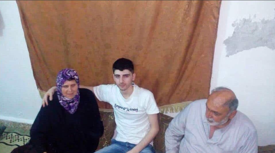 في منزله بعد إطلاق سراحه من سجون النظام