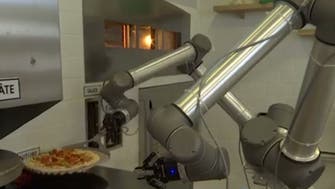 فيديو.. روبوت طباخ يصنع 120 قطعة بيتزا بالساعة الواحدة