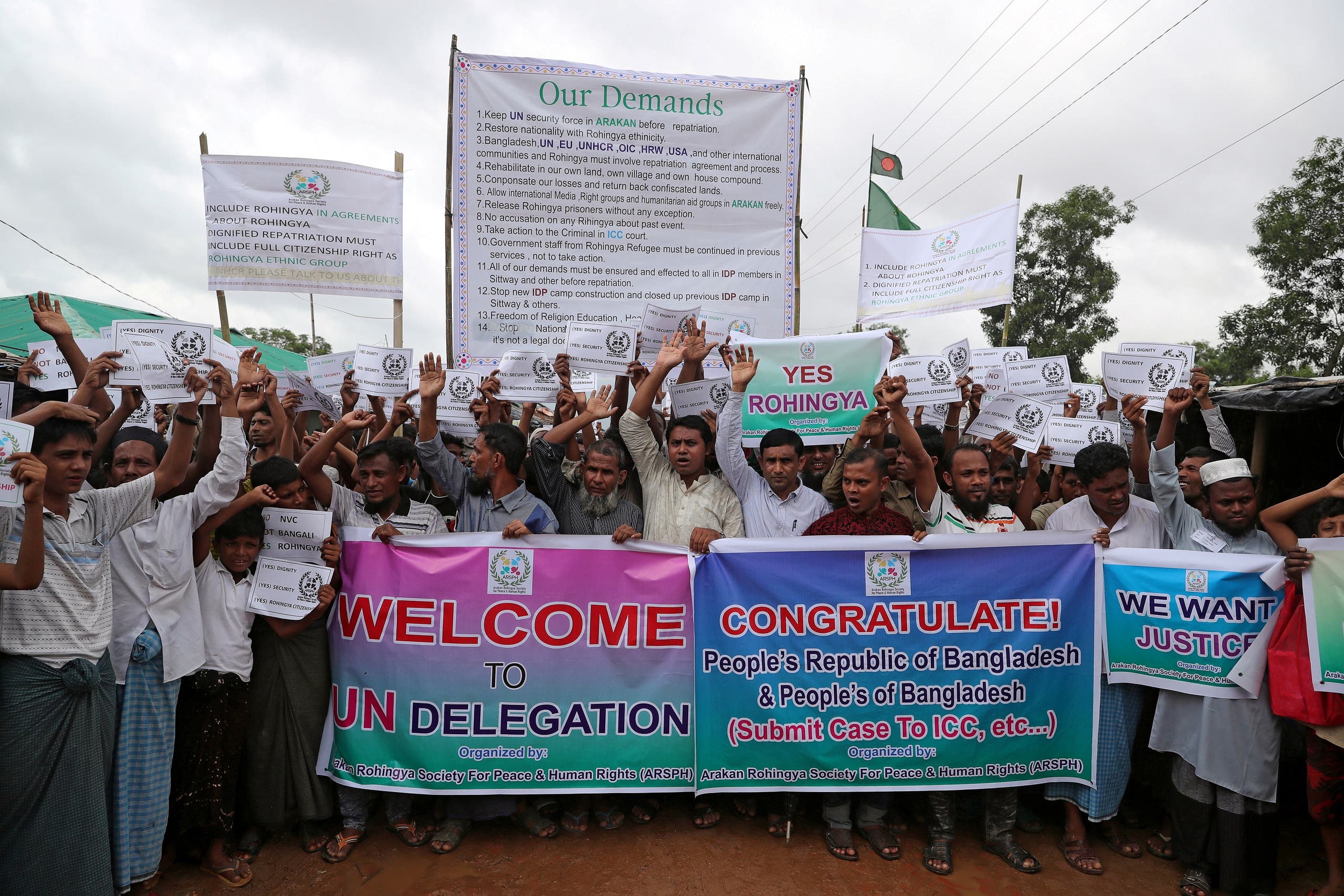 Rohingya refugees hold banners and placards prior to the arrival of UN secretary general Antonio Guterres and World Bank president Jim Yong Kim at the Kutupalong refugee camp in Cox’s Bazar, Bangladesh, July 2, 2018. REUTERS