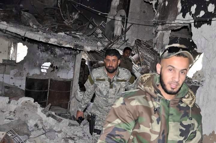 في خلفية الصورة المدعو أبو شهد قائد ميليشيات ذو الفقار في سوريا