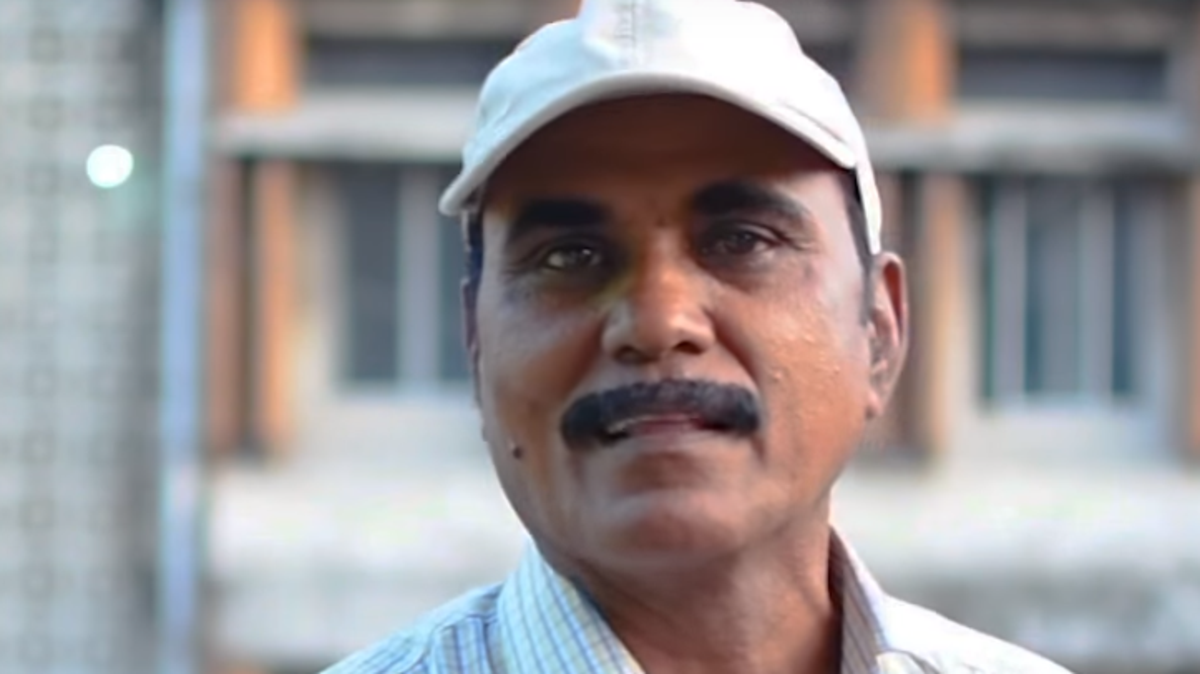 VIDEO: Meet India's 'birdman' who feeds 3,000 parakeets daily | Al Arabiya  English