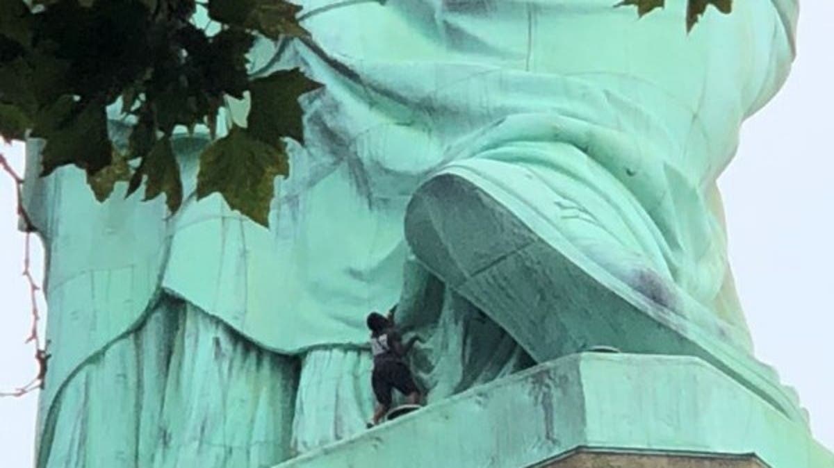 شاهد امرأة تتسلق تمثال الحرية وترعب نيويورك Cf0d591b-7bc6-40bf-b4fd-953acf73c62f_16x9_1200x676