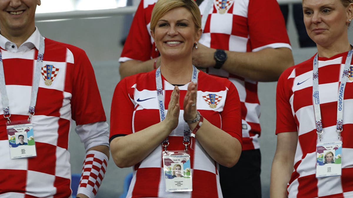 شاهد رئيسة كرواتيا ترقص مع اللاعبين بعد إقصاء روسيا