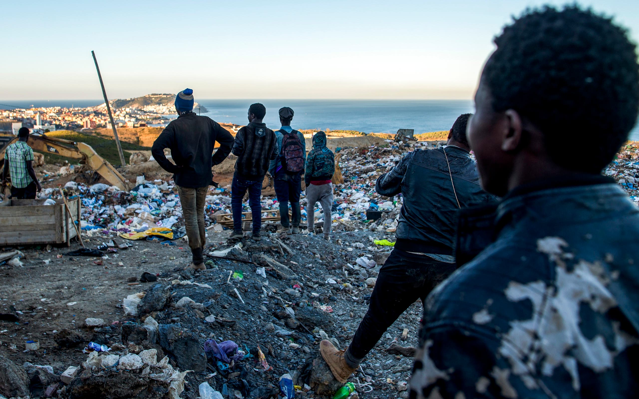 migrants looks for food in morroco garbage (AFP)
