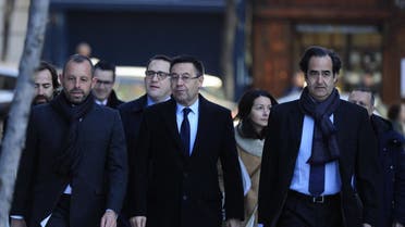 روسيل إلى جانب بارتوميو رئيس برشلونة الحالي