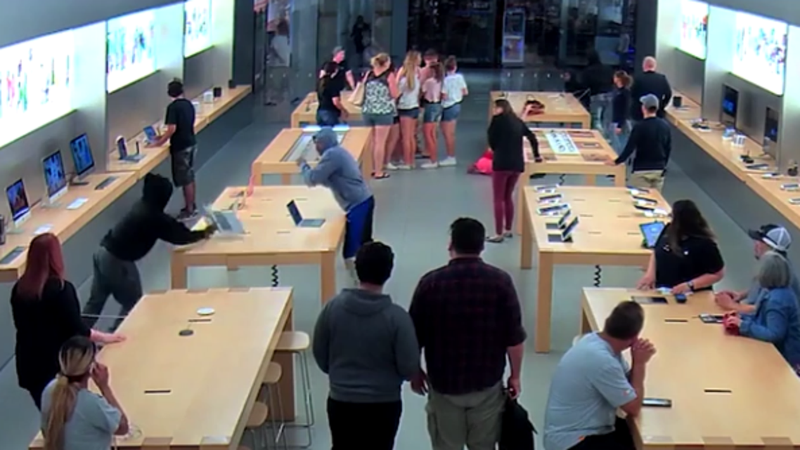 Apple store robbery. (Screen grab)