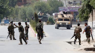 عناصر من قوات الأمن الأفغانية في موقع الهجوم جلال آباد