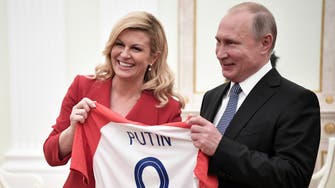رئيسة كرواتيا تعطي بوتين قميص منتخب بلادها