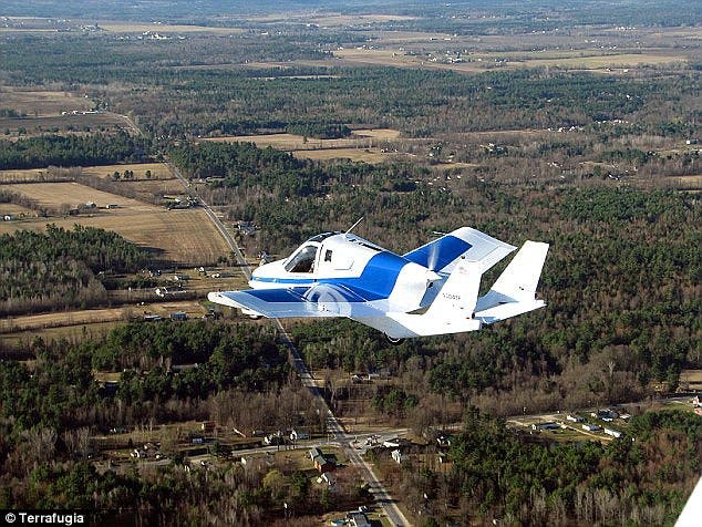 سيارة TF-X الطائرة أثناء تجارب التحليق جوا