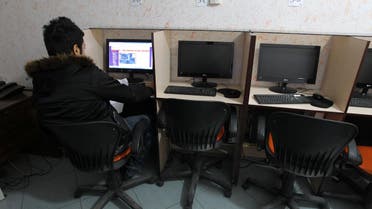 An Iranian man surfs the internet at a cafe in central Tehran on January 24, 2011. (File photo: AFP)