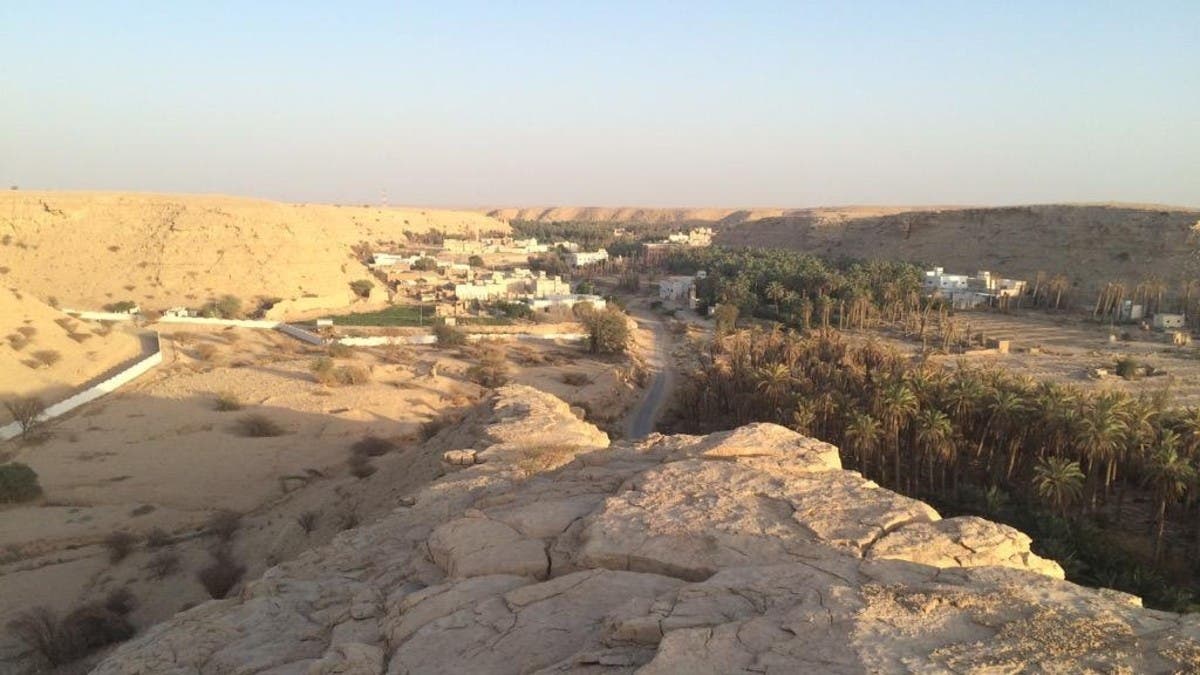 هنا جدار ليلى الذي قبله قيس في مدينة الحب السعودية