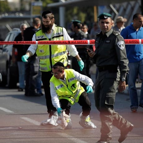 طعن إسرائيلييْن في محطة حافلات بالقدس.. وإصابة المهاجم