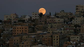 ’صدی کا چاند گرہن‘ دنیا بھر میں دیکھا گیا، سعودیہ کی فضا غبار آلود