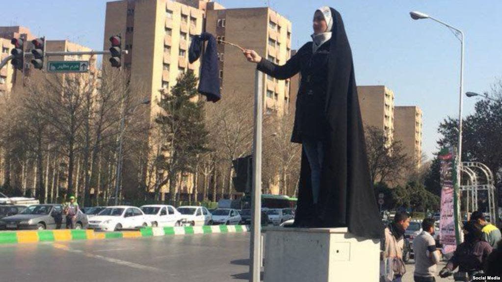 سيدة إيرانية محجبة تنضم لحملة مناهضة الحجاب القسري