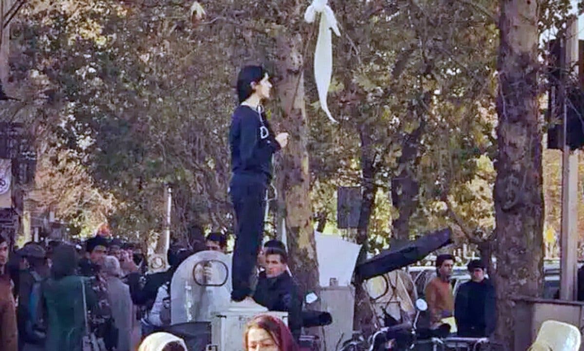 فتاة شارع انقلاب بطهران