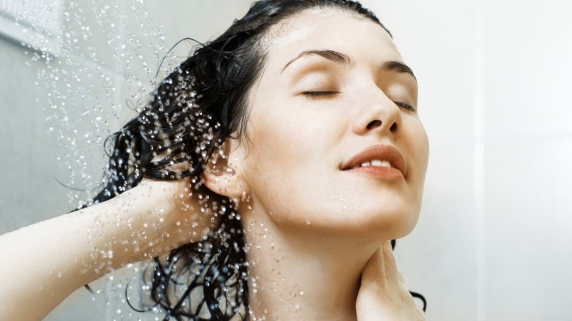 غسل الشعر يومياً عادة مضرة أم مفيدة؟