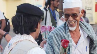 Saudi volunteers welcome Yemeni Hajj pilgrims at entry checkpoint 