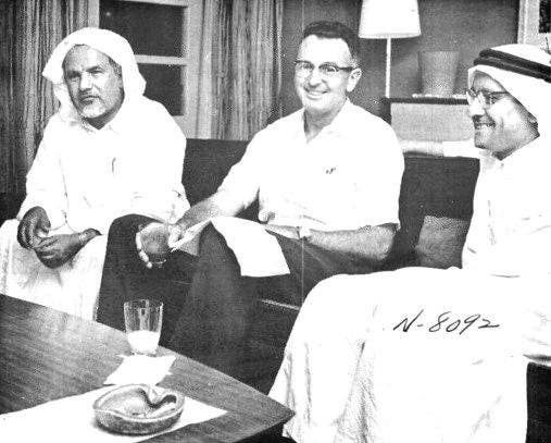 الشيخ حمد الجاسر والأستاذ حسن قزاز ورئيس أرامكو توماس سي برجر