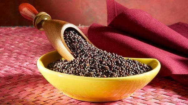 لهذه الأسباب يجب أن تتناول حبوب الخردل الخام يوميا