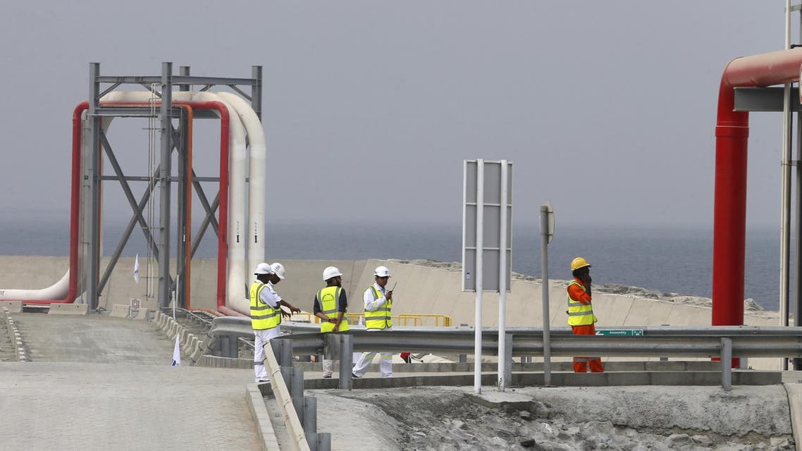 Workers at a pipeline at the oil terminal of Fujairah, UAE, on September 21, 2016. (File photo: AFP)