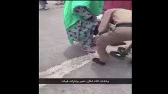 WATCH: Saudi policeman takes off shoes, puts it on old female pilgrim’s feet