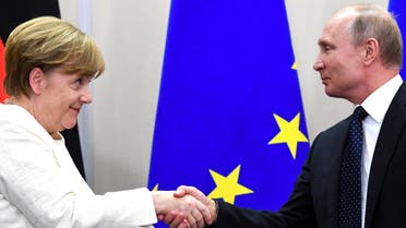 Russian President Vladimir Putin (R) shake hands with German Chancellor Angela Merkel after a press conference during their meeting in Sochi on May 18, 2018. 