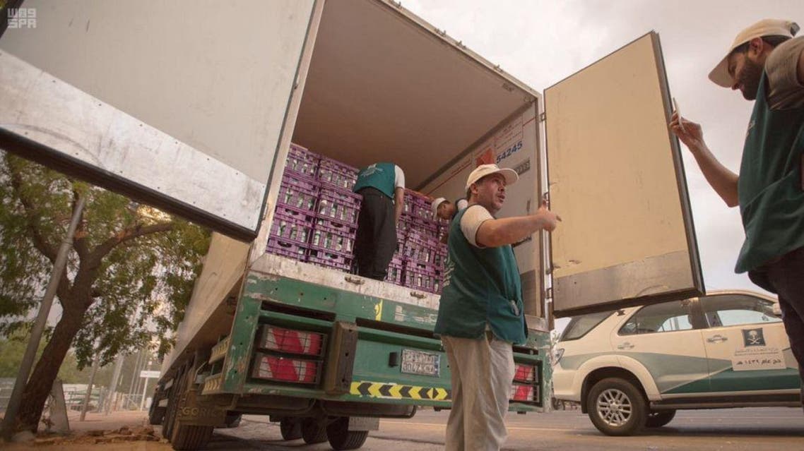 Trade and investment officials supervised the entry of supply vehicles and refrigerators loaded with the products. (SPA)