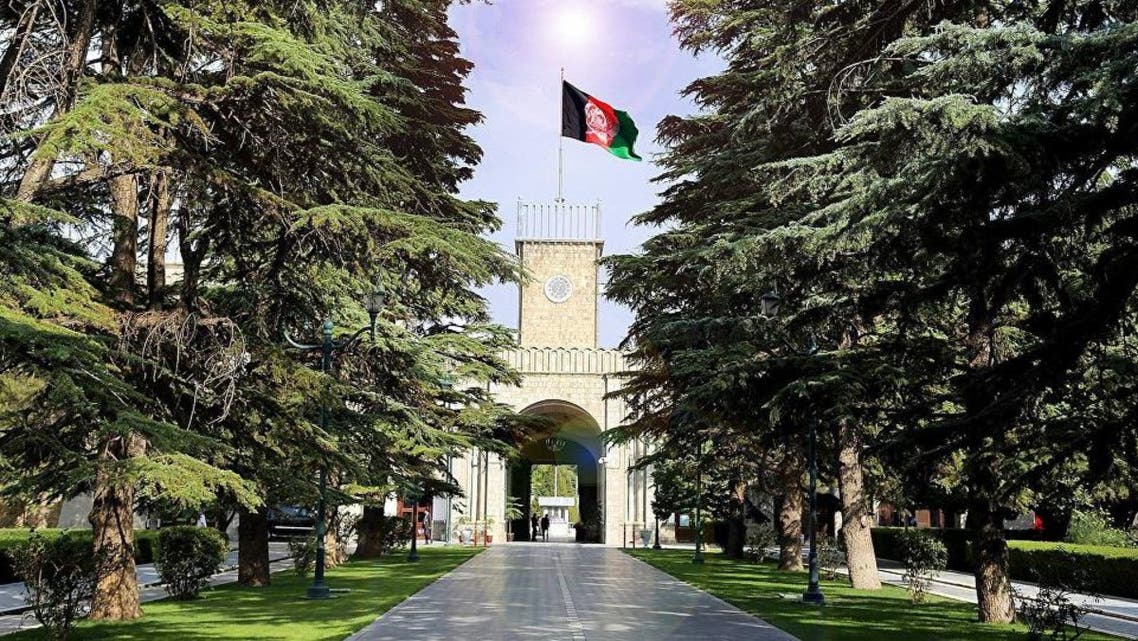 سخنگوی ارگ ریاست جمهوری افغانستان روز دوشنبه 20 اوت گزارشها مبنی بر سپرده شدن اداره جنگ افغانستان به یک شرکت خصوصی آمریکایی را نادرست خوانده گفت، این خبر حقیقت ندارد. به گزارش خبرنگار العربیه در افغانستان، هارون چخانسوری؛ سخنگوی ارگ ریاست جمهوری این کشور در یک نشست خبری در کابل گفت، گزارشهایی که در رسانهها مبنی بر خصوصی شدن جنگ در افغانستان و واگذاری اداره جنگ به یک شرکت خصوصی نادرست بوده و حقیقت ندارد. سخنگوی ارگ ریاست جمهوری افغانستان گفت، این یکی از توطئههای دشمنان افغانستان است. وی همچنان خبر رهایی 440 زندانی طالبان از زندان را به مناسبت عید قربان را رد کرد. سخنگوی ریاست جمهوری راهبرد نظامی امریکا برای افغانستان را موفقیتآمیز خوانده گفت، نشر چنین گزارشهایی که میخواهند این راهبرد را ناکارآمد نشان دهد، کار دشمن است. چخانسوری در مورد خبرهای نشر شده مبنی بر رهایی 440 زندانی طالبان از زندان به مناسبت عید قربان گفت: «درباره پیشنهاد طالبان برای رهایی زندانیانشان، خواستار ارسال فهرست درخواستیشان شدیم اما زندانیان که خطراتی را متوجه امنیت ملی ما شود را شناسایی و متناسب با آن تصمیم گرفته میشود». چهار روز پیش، شبکه خبری «ان بی سی» نیوز امریکا گزارش داده بود که دونالد ترامپ به گونه فزاینده از تیم امنیت ملی و راهبرد نظامیاش در افغانستان ناخشنود است و علاقهمندی تازه به طرح «اریک پرنس» بنیانگذار شرکت امنیتی بلکواتر برای خصوصی سازی این جنگ نشان داده است.