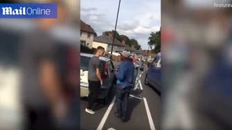 فيديو صادم لرجل يهدد آخر بسكين في أحد شوارع بريطانيا